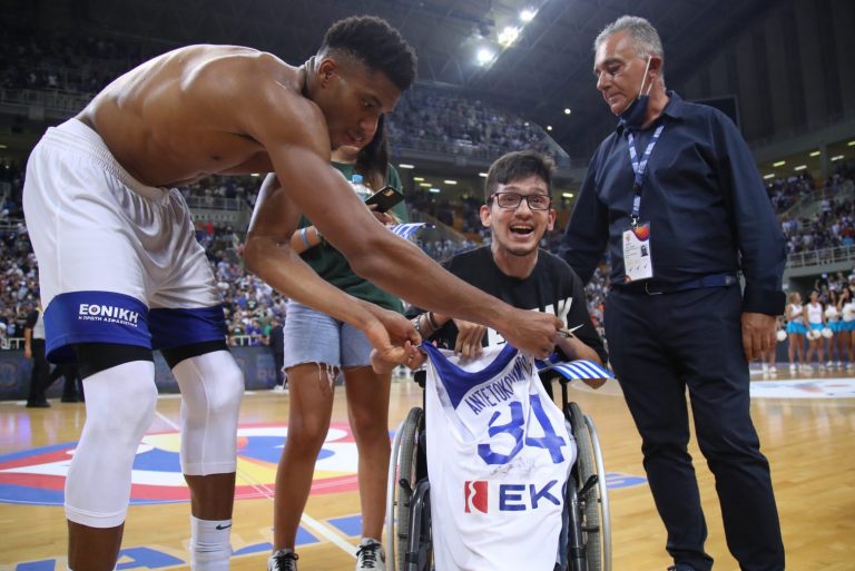 Γιάννης Αντετοκούνμπο: Χάρισε φανέλα του σε παιδί με κινητικά προβλήματα