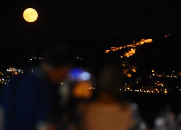 H πανσέληνος του Αυγούστου μέσα από μοναδικές φωτογραφίες