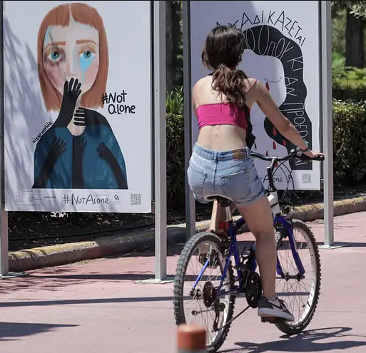 Υπαίθρια ομαδική εικαστική έκθεση κατά της ενδοοικογενειακής και έμφυλης βίας