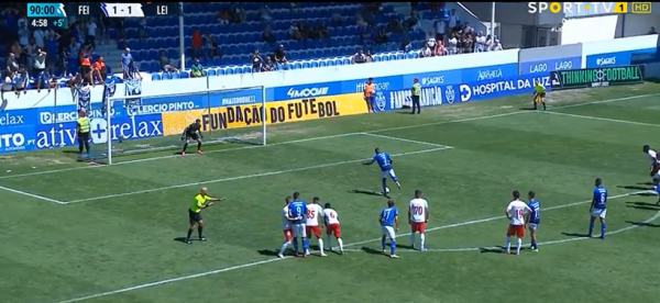 Το πιο παράξενο πέναλτι ever: Έμεινε «άγαλμα» με ένα πόδι για 10″ και κατάφερε να σκοράρει (vid)