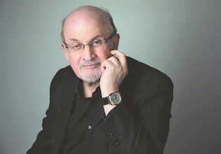 Σαλμάν Ρούσντι: «Προτιμώ τα βιβλία – ερωτήσεις, όχι αυτά που δίνουν απαντήσεις»