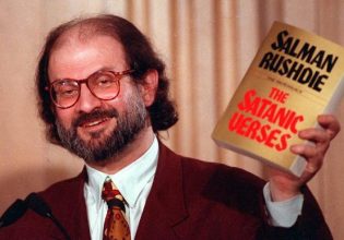 ΗΠΑ: Αυξήθηκαν οι πωλήσεις των «Σατανικών Στίχων» μετά τη δολοφονική επίθεση κατά του Σαλμάν Ρούσντι