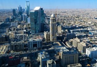 Πετρέλαιο: Σχεδόν διπλασιάστηκαν τα έσοδα της Σαουδικής Αραβίας το δεύτερο τρίμηνο χάρη στο ράλι των τιμών