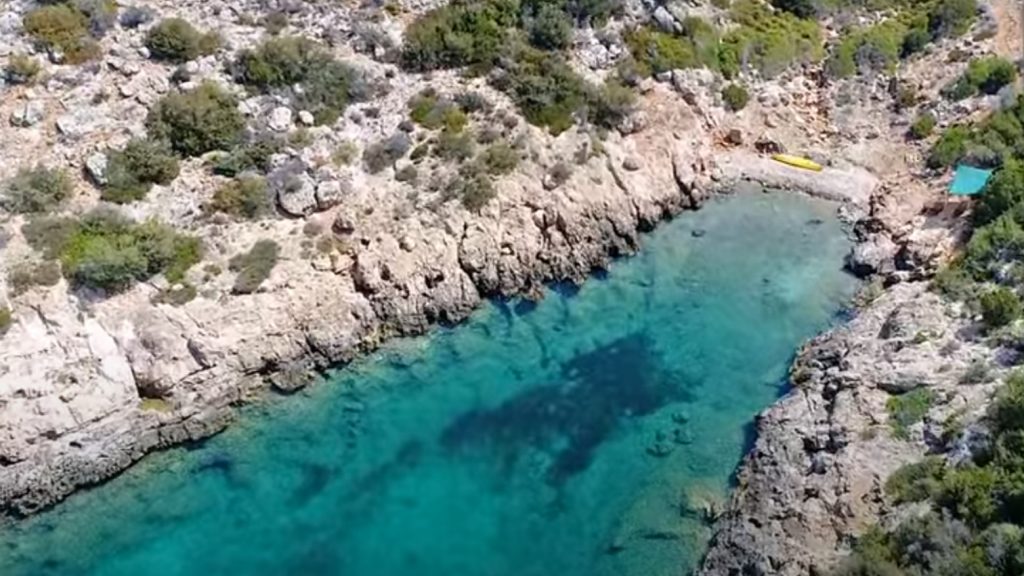 Το «φιόρδ του ερημίτη»: Η ελληνική «γαλάζια λίμνη» μας καλεί να την ανακαλύψουμε