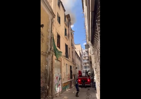 Φωτιά στο κέντρο της Αθήνας: Στις φλόγες ακατοίκητο κτίριο