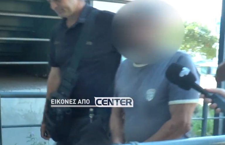 Φωτιά στη Θάσο: «Εγώ έβαλα τη φωτιά για να γελάω» – Τι είπε ο κατηγορούμενος για εμπρησμό μπροστά στις κάμερες