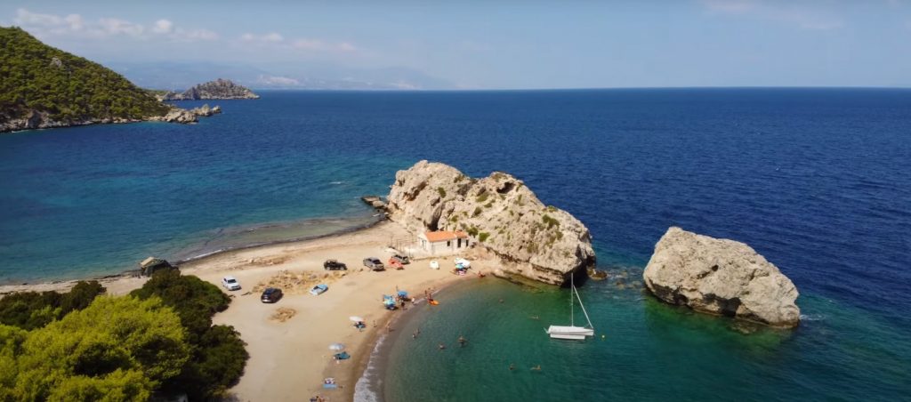 Μυλοκοπή: Η εξωτική παραλία του Κορινθιακού κόλπου που βρίσκεται μία «ανάσα» από την Αθήνα