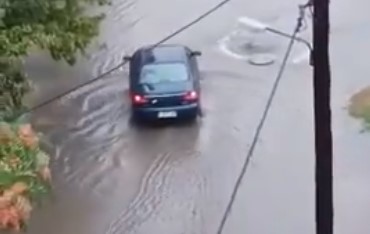 Πτολεμαΐδα: Πρωτοφανής καταιγίδα – Τοίχος έπεσε σε αυτοκίνητο