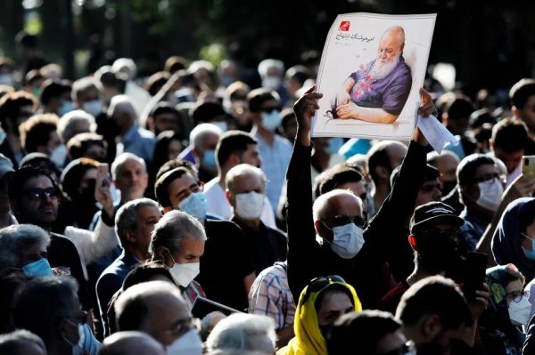 Ιράν: Χιλιάδες κόσμου αποχαιρετούν τον ποιητή Χουσάνγκ Εμπτεχάτζ