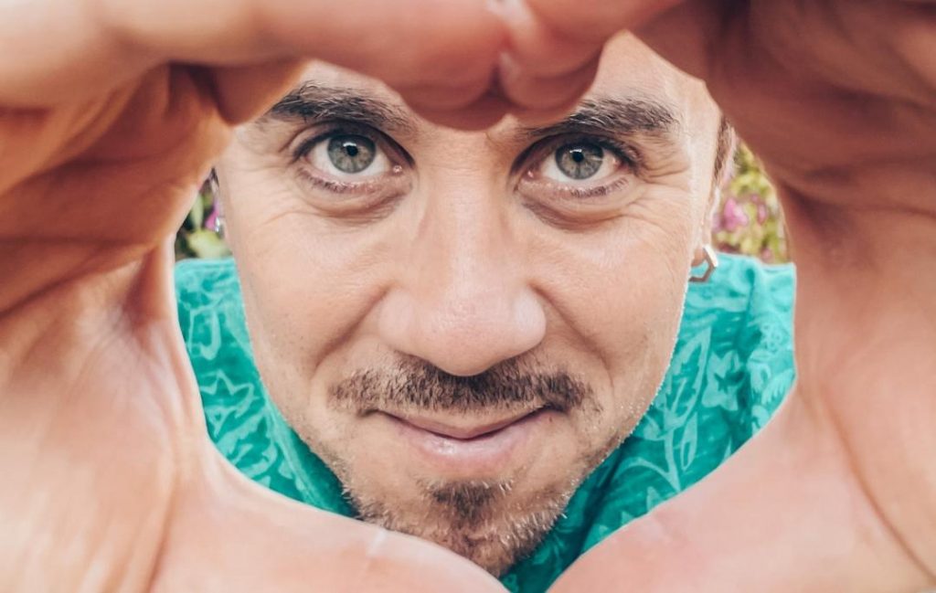 Ο Τσέζαρις Γκραουζίνις σκηνοθετεί τον Θανάση Τσαλταμπάση σε ένα ρόλο έκπληξη