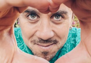 Ο Τσέζαρις Γκραουζίνις σκηνοθετεί τον Θανάση Τσαλταμπάση σε ένα ρόλο έκπληξη