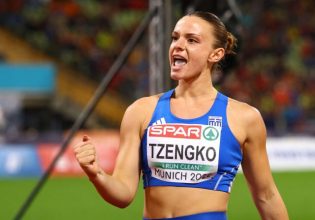 Η απονομή του χρυσού μεταλλίου στην Ελίνα Τζένγκο