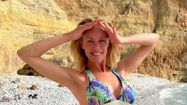 Ζέτα Μακρυπούλια: «Κόβει» την ανάσα με την εμφάνισή της σε ερημική παραλία