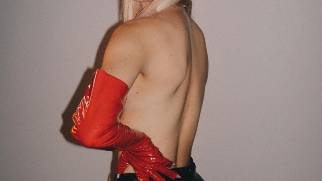 ΚΟΝΥ: Το μωβ κορμάκι που άφησε ελάχιστα στη φαντασία