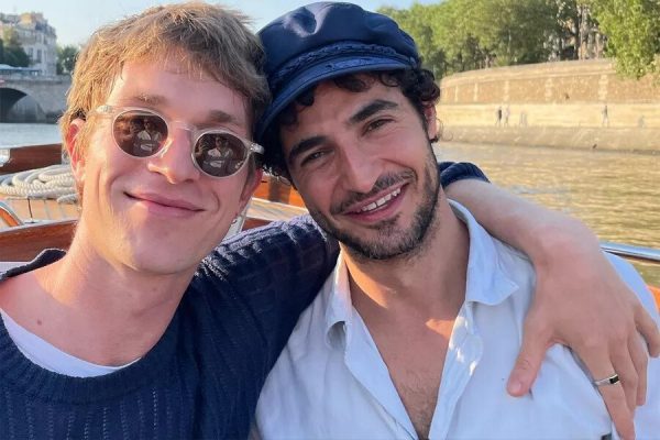 Αρραβωνιάστηκε ο σχεδιαστής Ζακ Πόζεν με τον χορευτή μπαλέτου, Χάρισον Μπολ