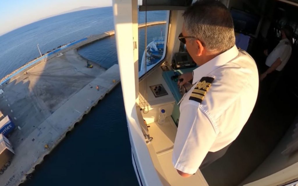 Εντυπωσιακό βίντεο: Πώς καπετάνιος δένει πλοίο