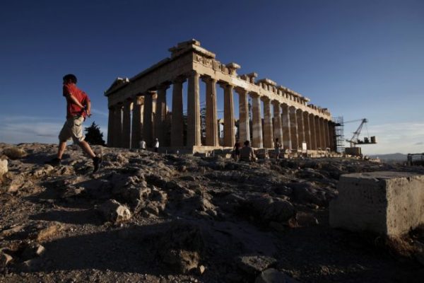 Διεθνής δημοσκόπηση: Οι περισσότεροι Έλληνες θα πολεμούσαν για την πατρίδα, πιστεύουν στο Θεό και στην ισότητα
