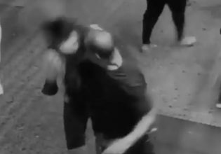 Νέα Υόρκη: Γρονθοκοπεί άγρια χωρίς λόγο άνδρα στη μέση του δρόμου