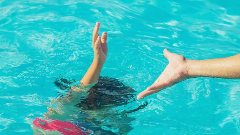 Κόρινθος: Σοκάρει ο ψαροντουφεκάς για τον πνιγμό της 6χρονης – Τι λέει η μητέρα της