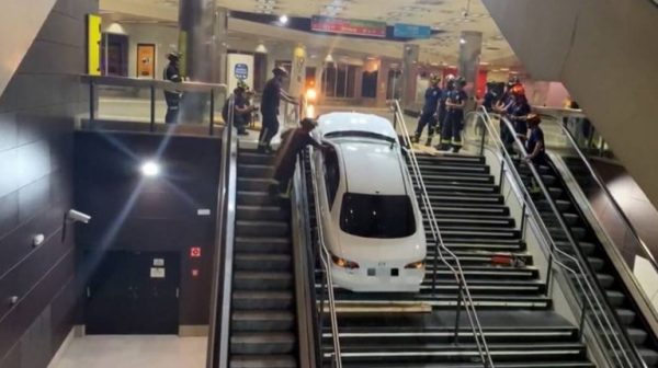 Μαδρίτη: Κλεμμένο αυτοκίνητο βρέθηκε μέσα σε… σταθμό του μετρό