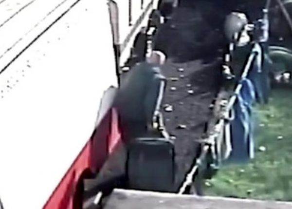 Βρετανία: Συζυγοκτόνος μεταφέρει σε βαλίτσα το πτώμα της γυναίκας του – Είχαν μόλις παντρευτεί