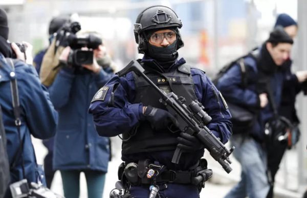 Σουηδία: Ένας νεκρός και μία τραυματίας από τα πυρά σε εμπορικό κέντρο – Συνελήφθη ένας έφηβος