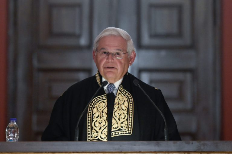 Εύσημα Μενέντεζ σε Παναγιωτόπουλο