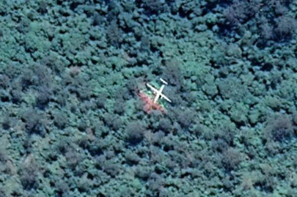 Μυστήριο: Τι κάνει ένα αεροπλάνο στα βάθη τροπικού δάσους;