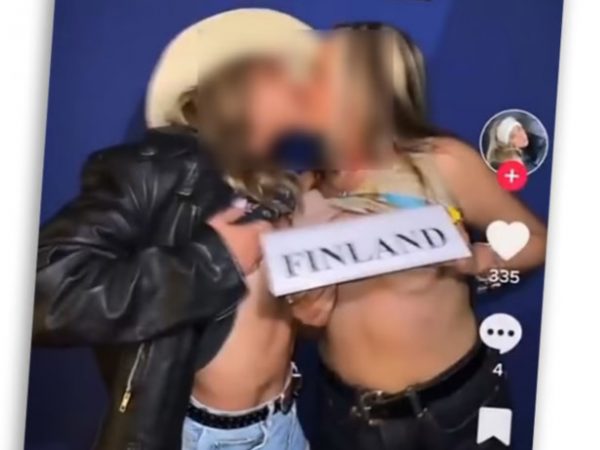 Σάνα Μάριν: Ζητά «συγγνώμη» για φωτογραφία με… γυμνές influencers στην επίσημη κατοικία της στο Ελσίνκι