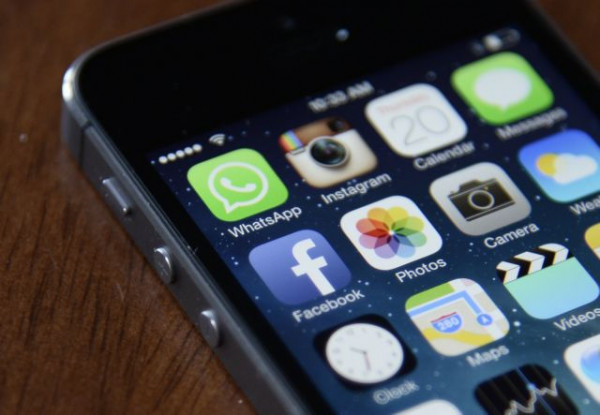 Πώς οι κυβερνοκατάσκοποι «παγιδεύουν» τα κινητά τηλέφωνα με ένα SMS