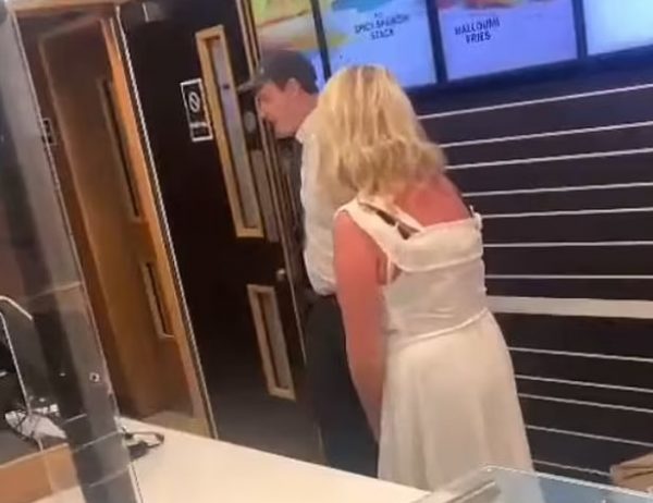 Λονδίνο: Γυναίκα μπούκαρε στα McDonald’s και έβαζε τα μπέργκερ στο… σουτιέν της
