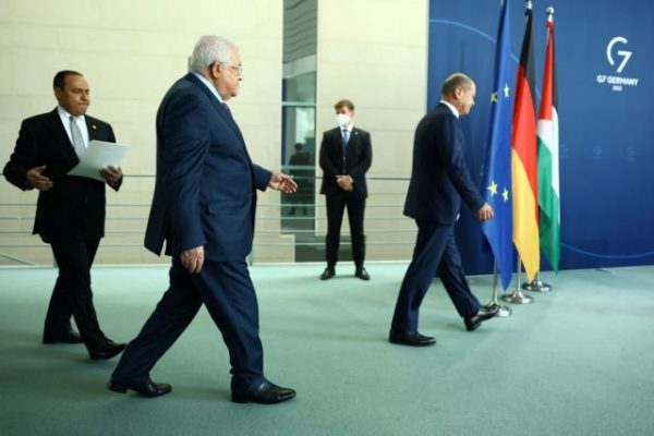 Σάλος στη Γερμανία: Δηλώσεις Αμπάς προκαλούν θύελλα επικρίσεων – Επίθεση στον Σολτς