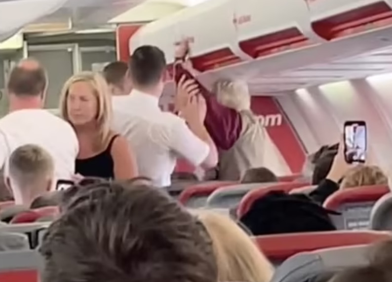 Απίθανες σκηνές σε πτήση προς Ρόδο: Γυναίκα επιτέθηκε σε αεροσυνοδό και ούρησε το κάθισμά της
