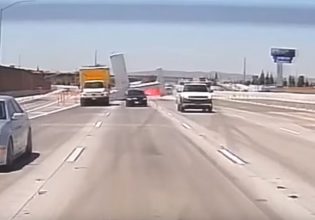 Καλιφόρνια: Αεροπλάνο προσγειώθηκε σε αυτοκινητόδρομο και τυλίχθηκε στις φλόγες