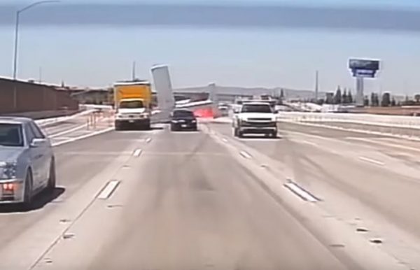 Καλιφόρνια: Αεροπλάνο προσγειώθηκε σε αυτοκινητόδρομο και τυλίχθηκε στις φλόγες