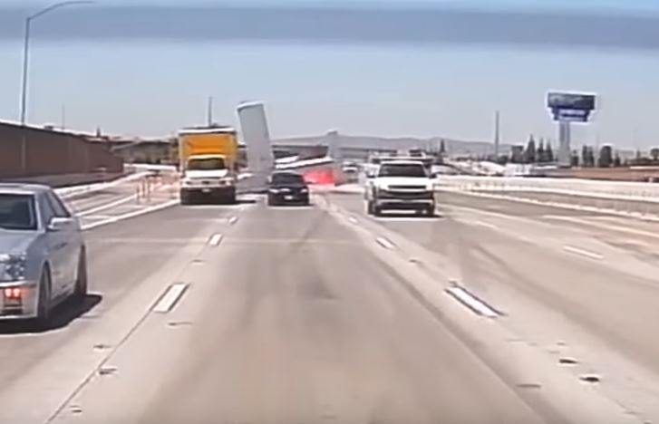 Καλιφόρνια: Αεροπλάνο προσγειώθηκε σε αυτοκινητόδρομο και τυλίχθηκε στις φλόγες