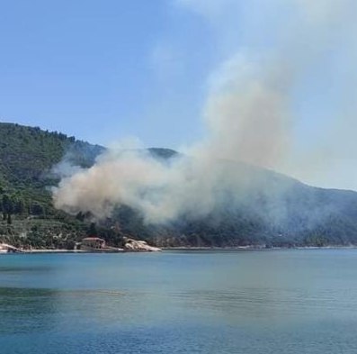 Άγιο Όρος: Ενισχύθηκαν οι δυνάμεις της Πυροσβεστικής – Μάχη με τις φλόγες σε δύσβατη περιοχή
