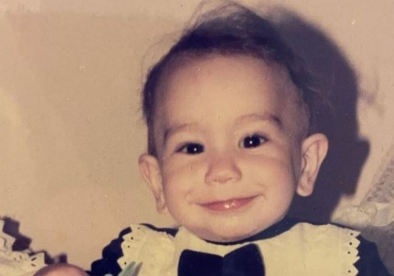 Αναγνωρίζετε το αγοράκι της φωτογραφίας; Σήμερα διαπρέπει στο θεατρικό σανίδι