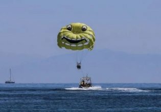Σύβοτα: Μπροστά στα μάτια του παιδιού της σκοτώθηκε η γυναίκα – «Όλη μέρα κλαίω», λέει ο χειριστής του σκάφους