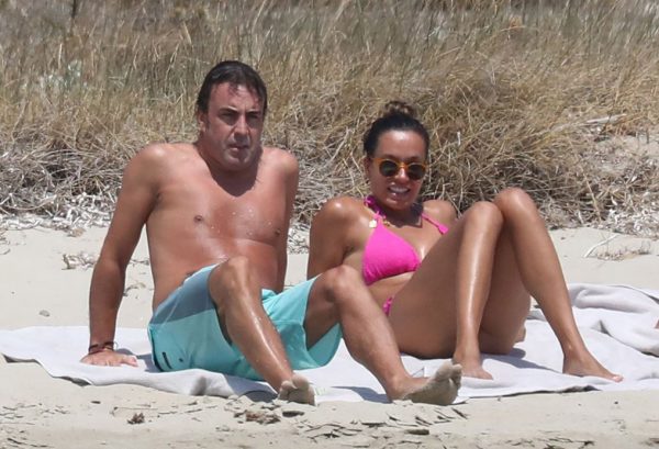 Φερνάντο Αλόνσο: Σε ερημική παραλία της Μυκόνο με την σέξι σύντροφό του [Εικόνες]
