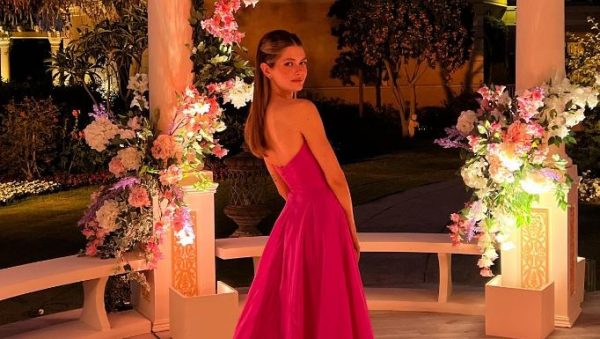 Αμαλία Κωστοπούλου: Ποζάρει με μαγιό και είναι ίδια η μαμά της Τζένη Μπαλατσινού