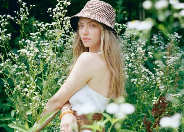 Αμάντα Σέιφριντ: Αποκάλυψε ότι περπατούσε γυμνή στο πλατό για να μην χάσει τη δουλειά της