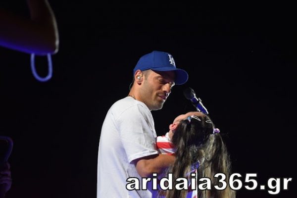 Κωνσταντίνος Αργυρός: Τραγούδησε αγκαλιά με κοριτσάκι που πάσχει από νωτιαία μυϊκή ατροφία και συγκίνησε