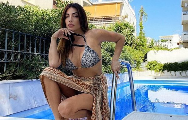 Μίνα Αρναούτη: Μοίρασε εγκεφαλικά με το αποκαλυπτικό ντεκολτέ της – Αντέχετε;