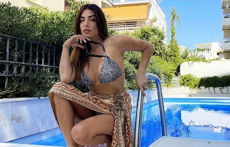 Μίνα Αρναούτη: Μοίρασε εγκεφαλικά με το αποκαλυπτικό ντεκολτέ της – Αντέχετε;