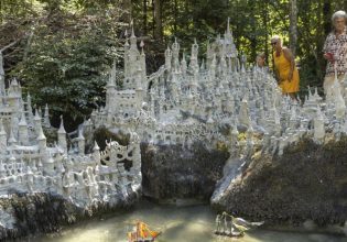 Γλυπτά από πυλό στις όχθες ποταμών που στερεύουν – Η τέχνη της ξηρασίας