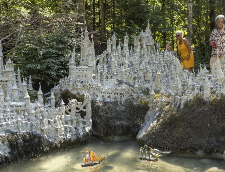 Γλυπτά από πυλό στις όχθες ποταμών που στερεύουν – Η τέχνη της ξηρασίας