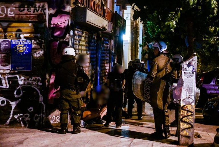 Εξάρχεια: Συνελήφθησαν 3 άτομα για επίθεση κατά διμοιρίας αστυνομικών