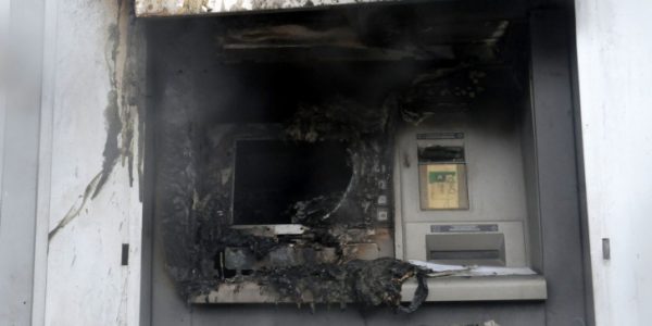 Θεσσαλονίκη: Φωτιά σε ΑΤΜ από το οποίο διαρρήκτες άρπαξαν χρήματα