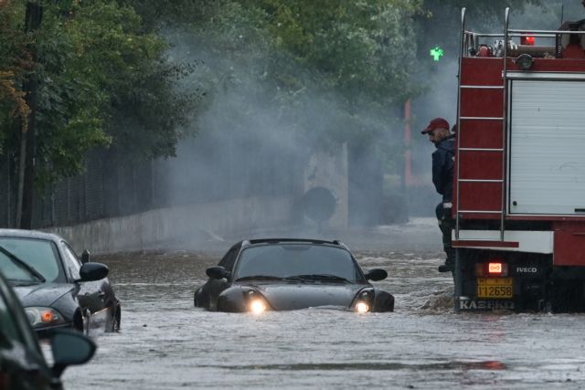 Κακοκαιρία: Πλημμυρισμένα ΙΧ στην Αττική – Απεγκλωβισμοί οδηγών και κλήσεις για πλημμυρισμένα σπίτια